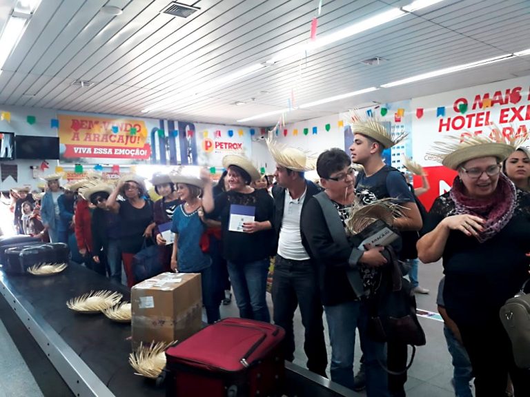 Prefeitura recebe turistas com recepção especial no Aeroporto de Aracaju