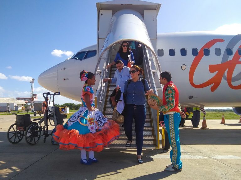 Prefeitura recebe turistas no Aeroporto ao som do autêntico forró pé-de-serra