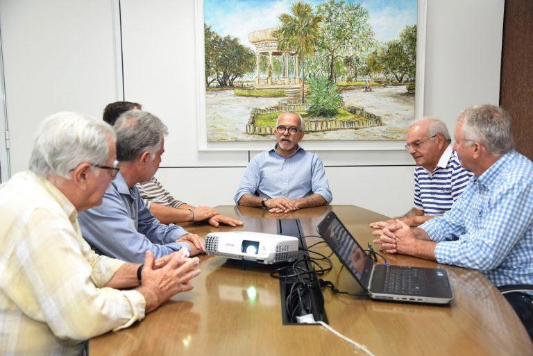 Edvaldo e empresários discutem participação da Prefeitura no Natal Iluminado da Orla