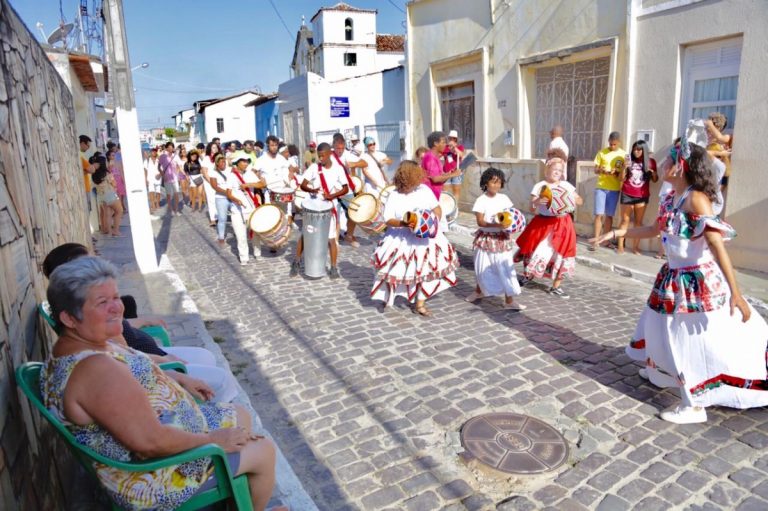 Cortejos de grupos folclóricos marcam o primeiro dia do FASC