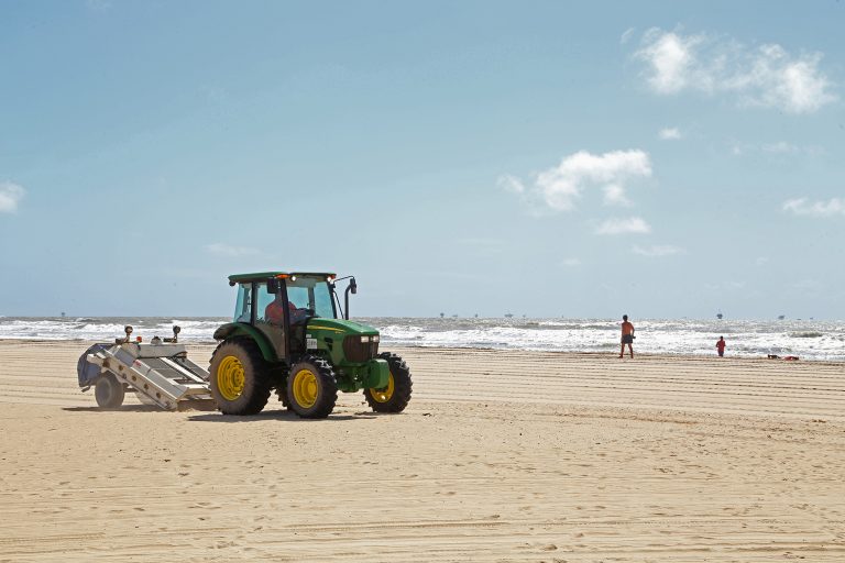 Máquina saneadora auxilia e otimiza trabalho de limpeza das praias