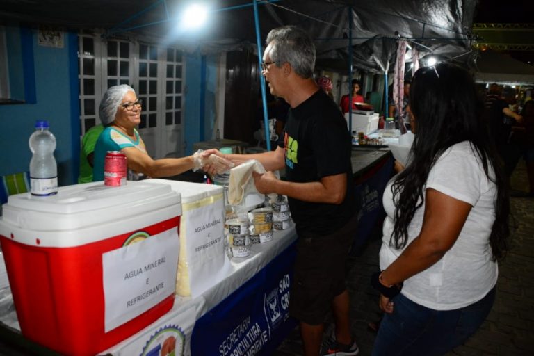 Prefeito faz entrega de kits para artesãos durante o FASC