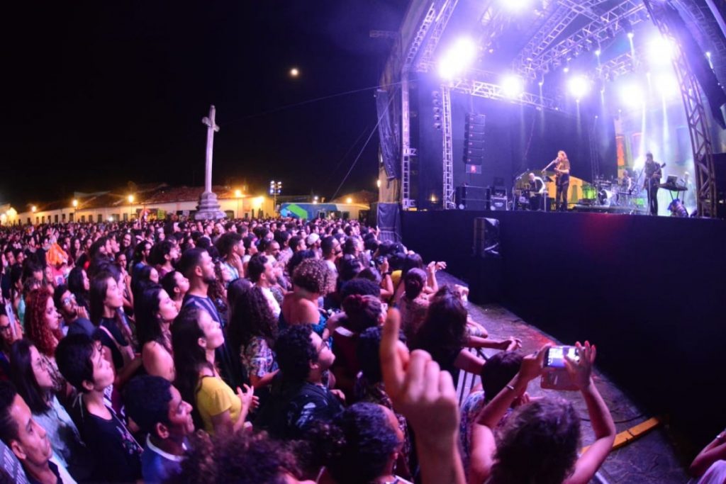 Terceira noite do FASC veio embalada pelo romantismo dançante de Lenine e Céu