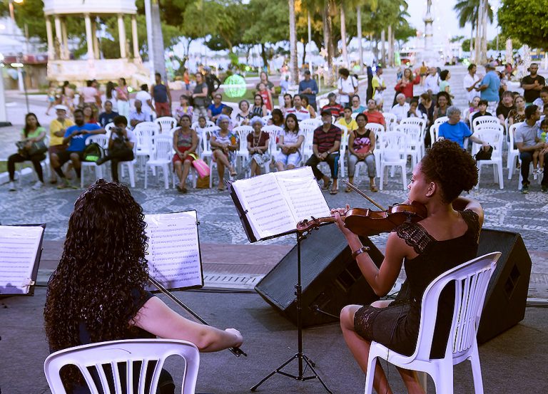 Alunos da Escola de Artes Valdice Teles se apresentam no Natal Iluminado da Praça Fausto Cardoso