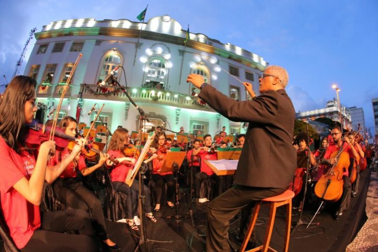 Cantata de Natal da Alese emociona o público em praça pública
