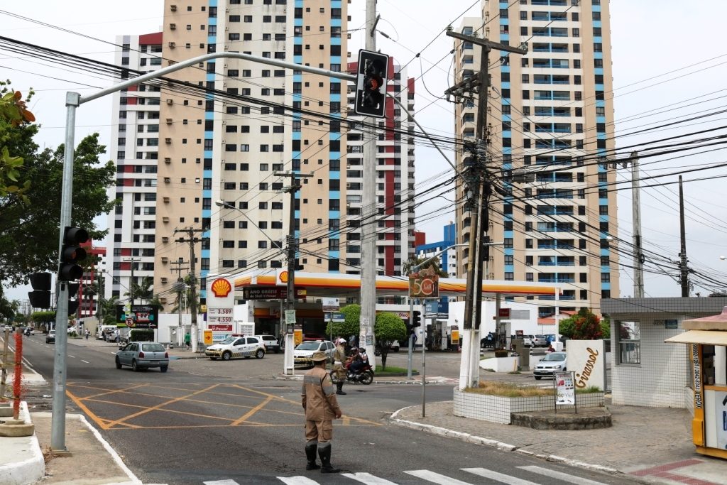 Motoristas e pedestres elogiam mudança no trânsito da avenida Adélia Franco
