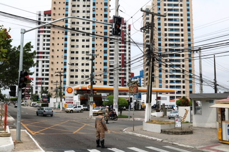 Motoristas e pedestres elogiam mudança no trânsito da avenida Adélia Franco