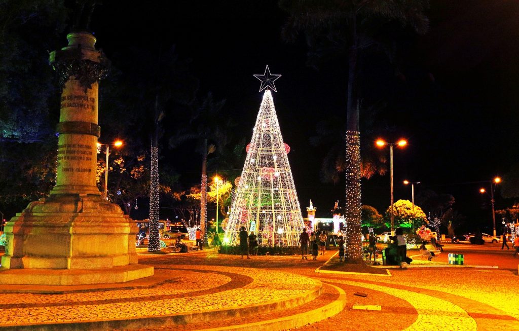 Natal Iluminado atrai centenas de pessoas ao Centro de Aracaju