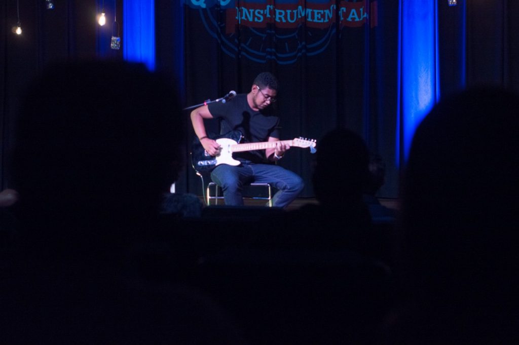 Samuel Alves emociona público do Quinta Instrumental com apresentação intensa e cheia de clássicos