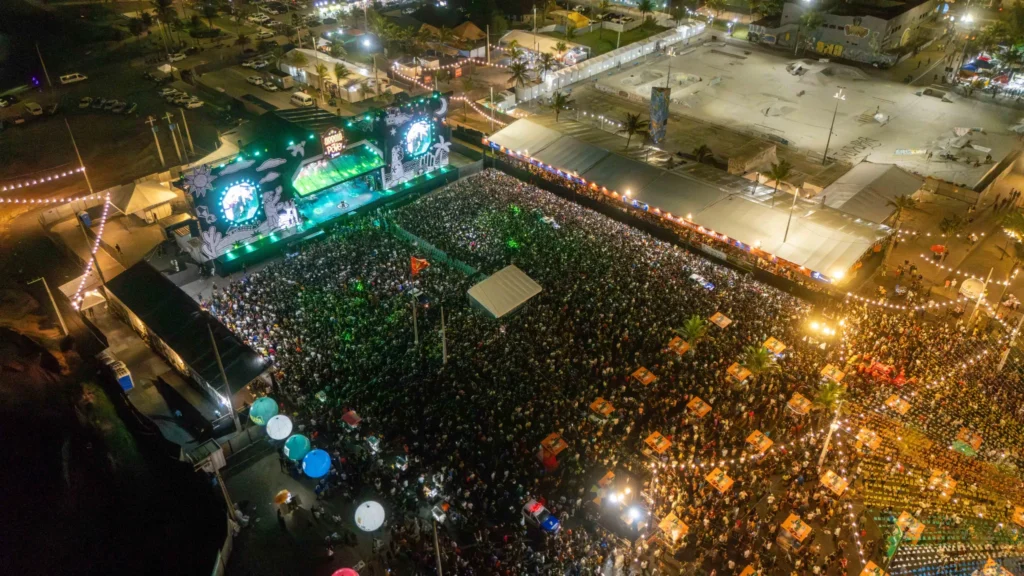 Arraiá do Povo atrai milhares de forrozeiros em terceira noite de shows na Orla da Atalaia