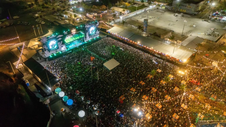 Arraiá do Povo atrai milhares de forrozeiros em terceira noite de shows na Orla da Atalaia