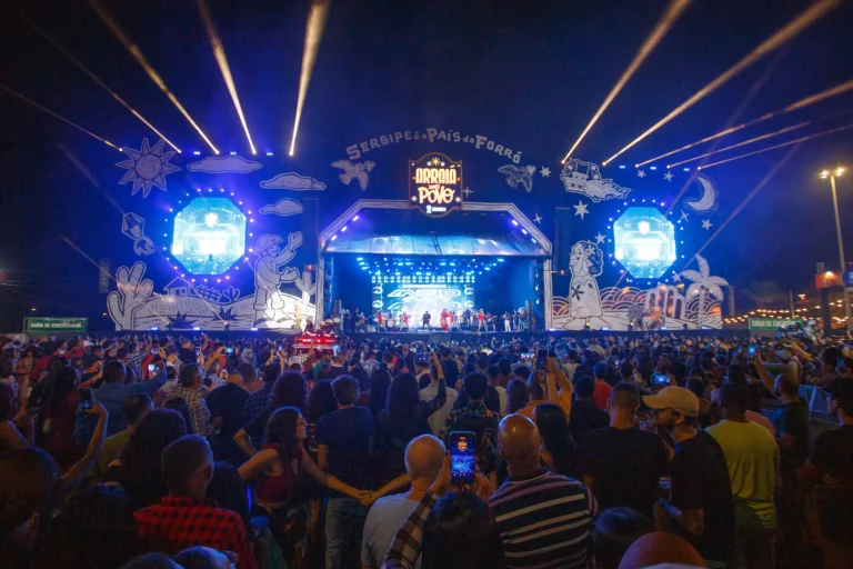 Mais de 30 mil forrozeiros curtiram maratona de shows no Arraiá do Povo neste sábado, 7