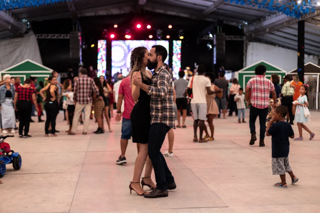 Casais celebram o amor e tradição junina em mais uma noite da Vila do Forró 