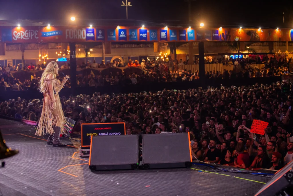 Arraiá do Povo reúne mais de 23 mil pessoas em noite que celebra potência de vozes femininas na música