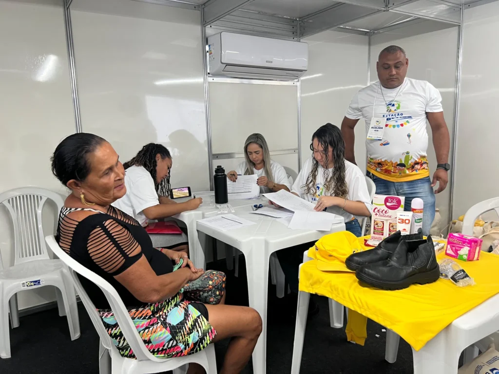 Nova equipe de catadores de recicláveis recebe kits de proteção no Arraiá do Povo 2025