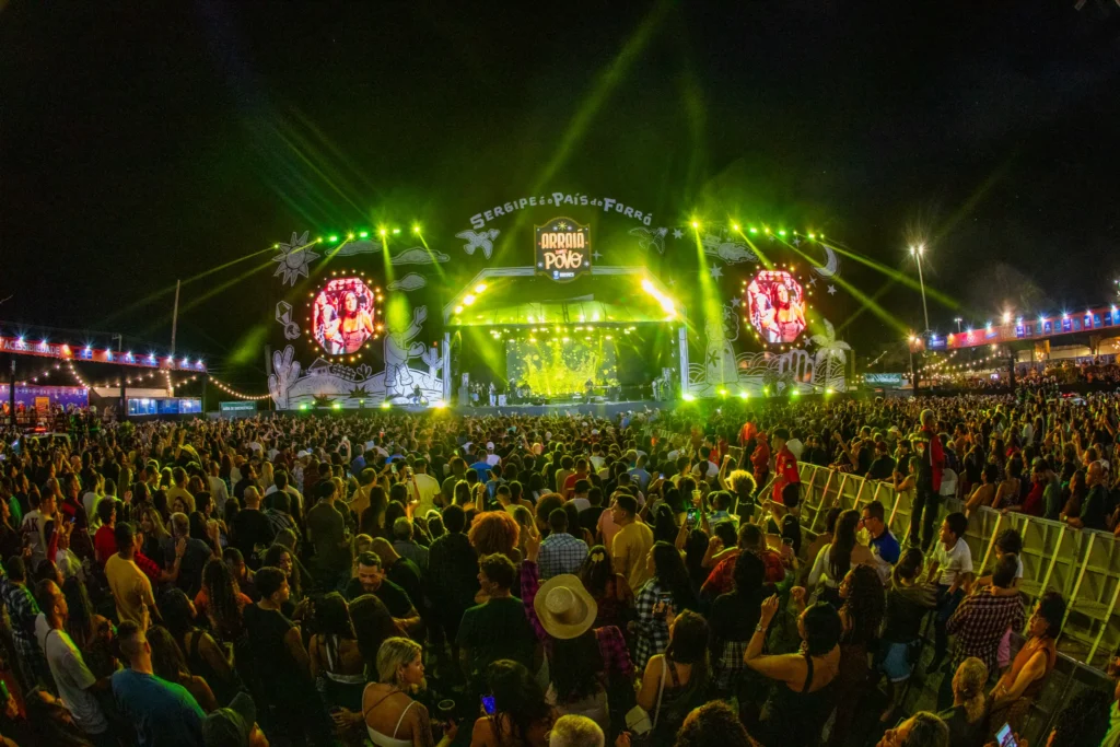 Arraiá do Povo reúne milhares de forrozeiros com shows na antevéspera de São João