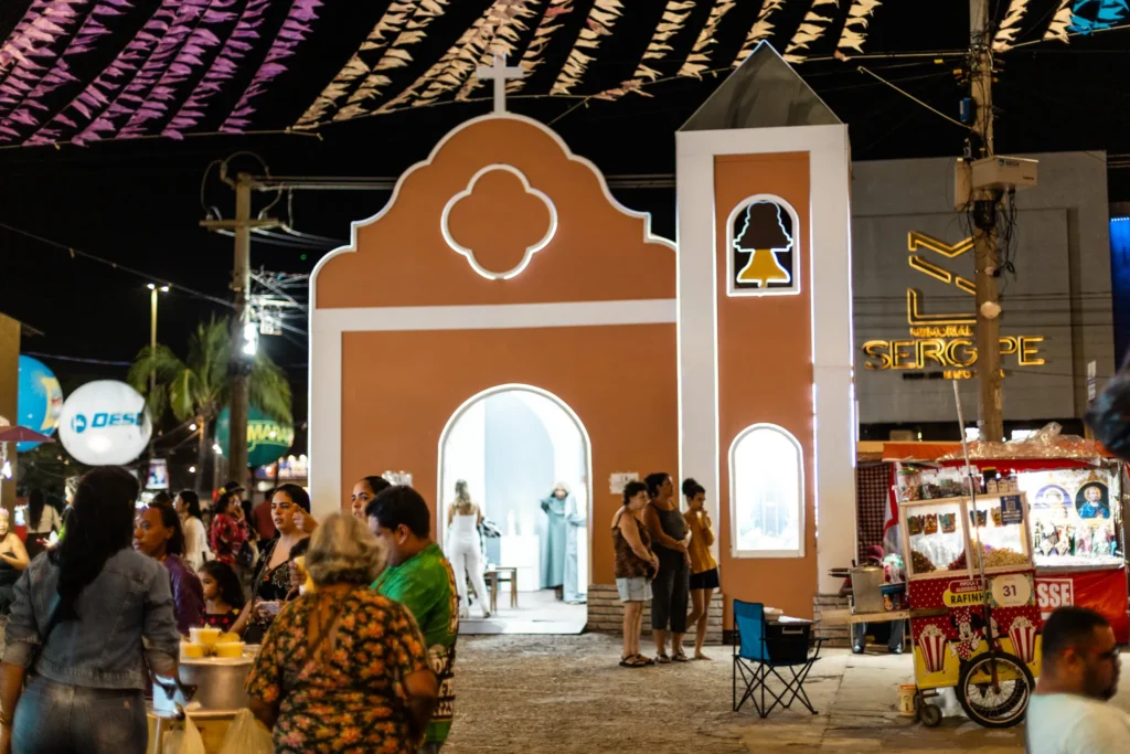 Capela cenográfica da Vila do Forró reforça tradições juninas ligadas à religiosidade