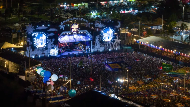 Grandes atrações e muito forró marcam penúltima noite do Arraiá do Povo na Orla da Atalaia