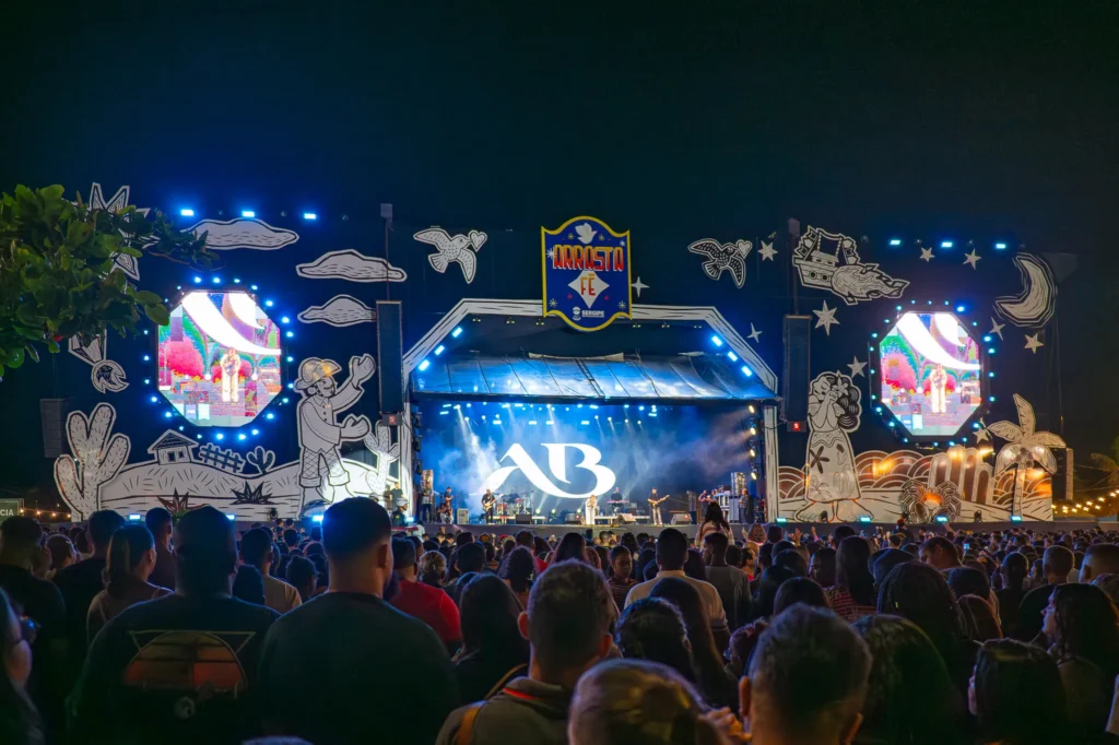 Primeira noite do Arrasta Fé leva mais de 15 mil à Orla da Atalaia com música gospel e louvores