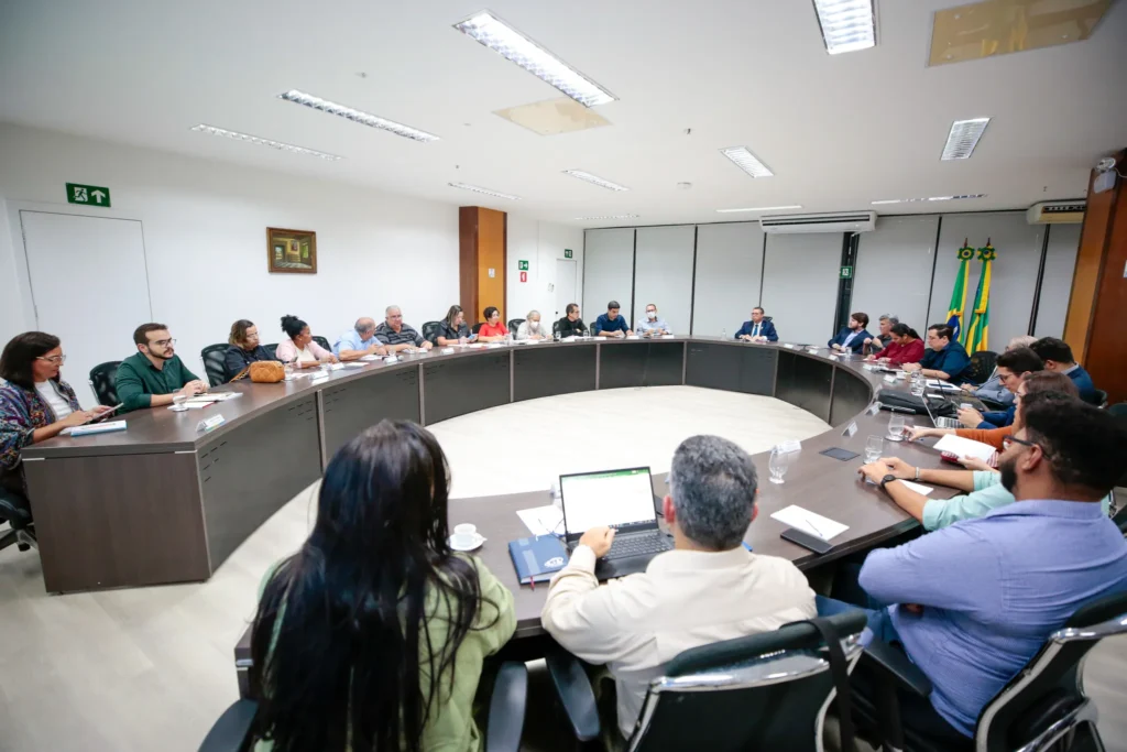 Governo do Estado e professores debatem pautas que beneficiam a categoria