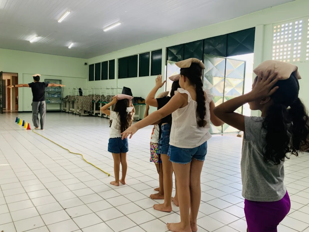 Oficinas gratuitas ofertadas pela Seasic fortalecem coordenação motora e concentração de crianças típicas e atípicas