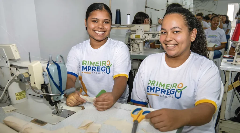 Programa Primeiro Emprego capacita 477 jovens em 8 municípios sergipanos