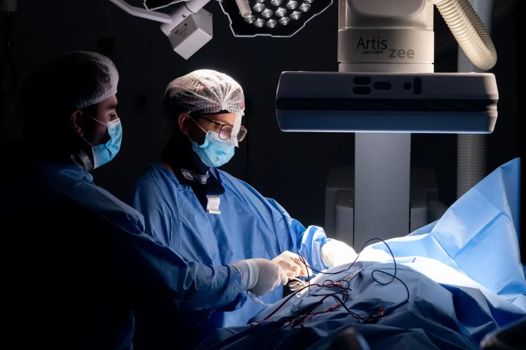 Procedimento inédito de implantação de marca-passo na rede hospitalar pública estadual é realizado na Hemodinâmica Huse