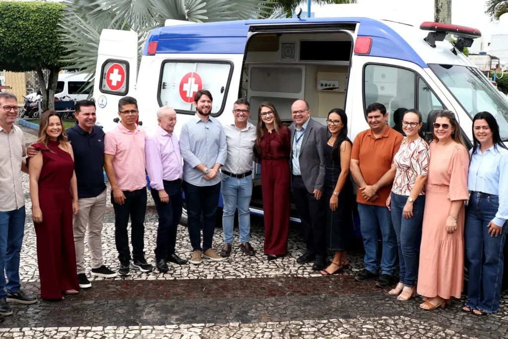 Governo do Estado entrega ambulância para município de Moita Bonita