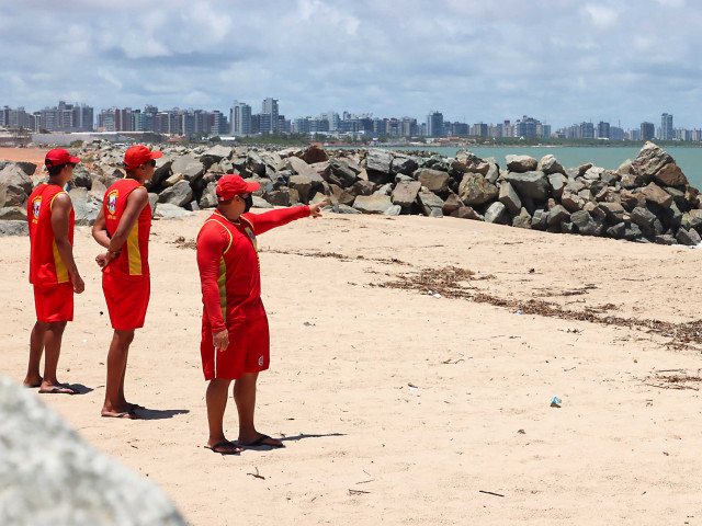 Bombeiros reforçam alerta para risco de banho na área das pedras, na Coroa do Meio