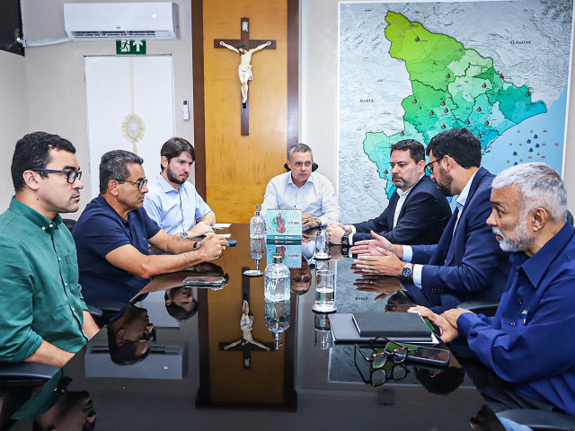 Governador cobra Iguá por melhorias no abastecimento de água em Sergipe