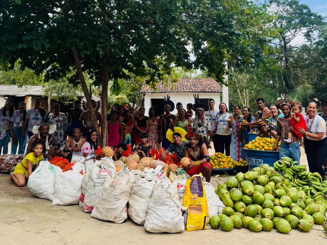 Governo de Sergipe distribui 2,5 t de alimentos e ouve demandas da comunidade Fulkaxó