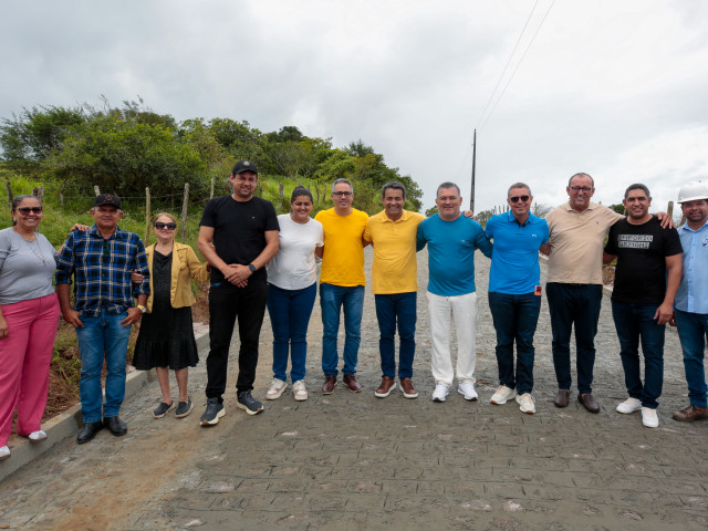Mitidieri acompanha obra de pavimentação que liga Cedro de São João ao povoado Poço dos Bois