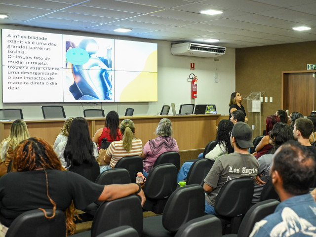 Monitores recebem treinamento para atender crianças neurodivergentes na Vila da Criança 2025