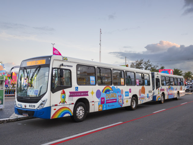 Ônibus que atendem à Orla da Atalaia ganham decoração especial para a Vila da Criança 2025