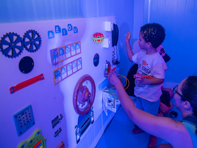 Espaço multissensorial na Vila da Criança garante acolhimento a famílias de crianças neurodivergentes