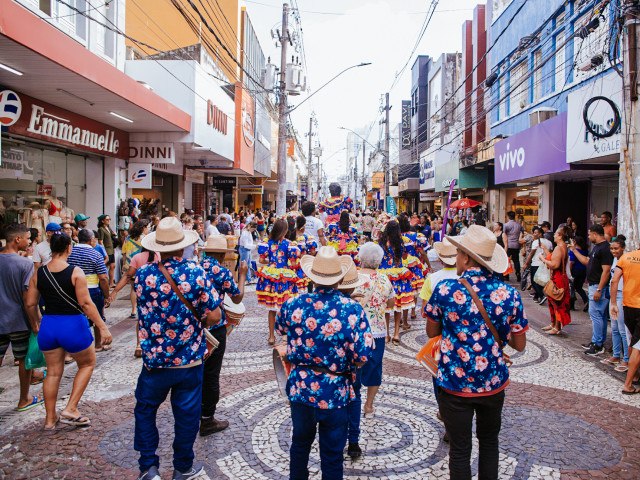 Cortejo Cultural colore o Centro de Aracaju no Dia da Sergipanidade