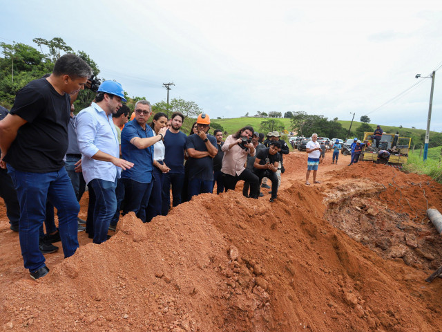 Governador inspeciona obras emergenciais em estrada e adutora danificadas pela chuva em Umbaúba