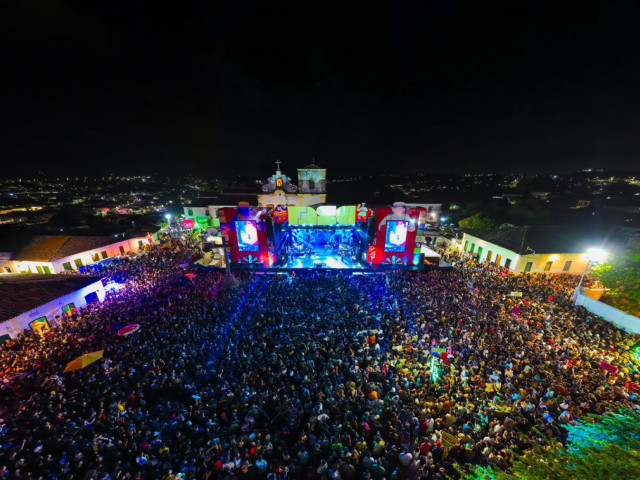 Terceira noite do FASC reúne recorde de público e mistura artistas nacionais e sergipanos