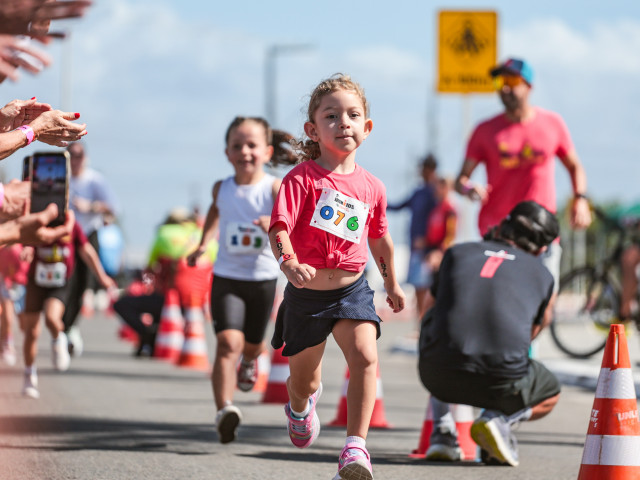 IronKids reúne 200 crianças na Orla da Atalaia e confirma nova edição em 2026