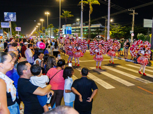 Primeira Parada Natalina transforma Orla da Atalaia em palco de encanto na Vila do Natal Iluminado 2025