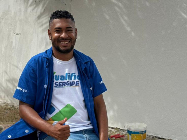 Aluno surdo tem acessibilidade garantida em curso de pintura do Qualifica Sergipe