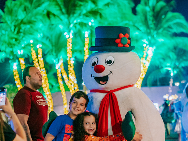 Vila do Natal Iluminado reúne grande público na Orla da Atalaia em noite de Natal
