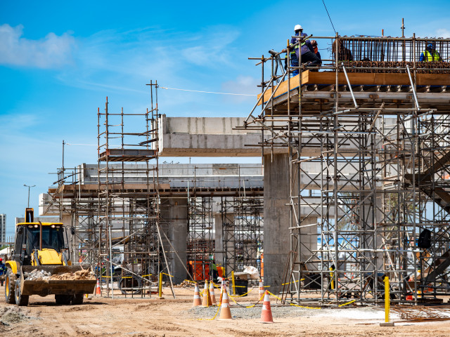 Investimentos estaduais impulsionam construção civil em Sergipe e elevam empregos em 35,9%