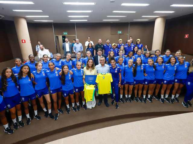 Seleção Brasileira Feminina Sub-17 treina em Sergipe e é recebida por governador
