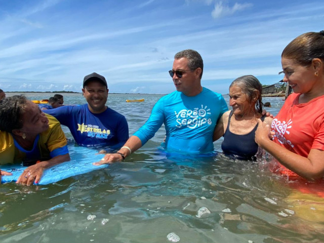 Banho assistido leva inclusão ao litoral no Verão Sergipe