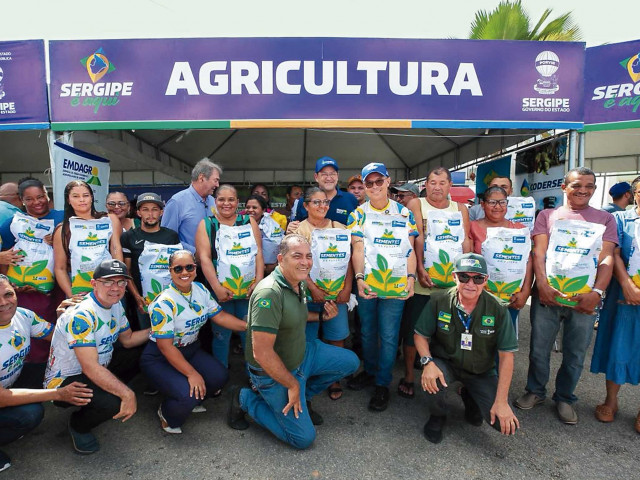 Governo de Sergipe entrega 2,5 t de sementes de milho a agricultores de Santa Luzia do Itanhy