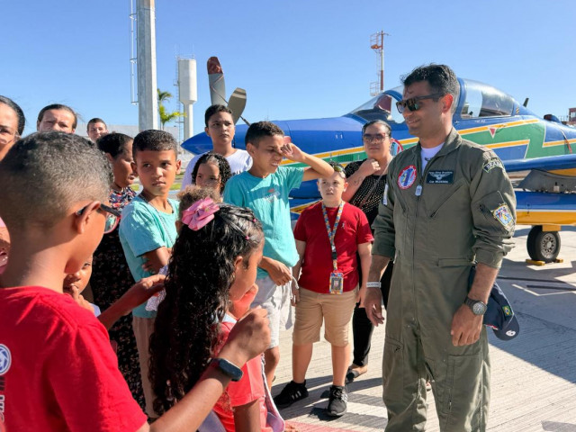 Crianças dos Espaços Cuidar conhecem de perto a Esquadrilha da Fumaça no Aeroporto de Aracaju