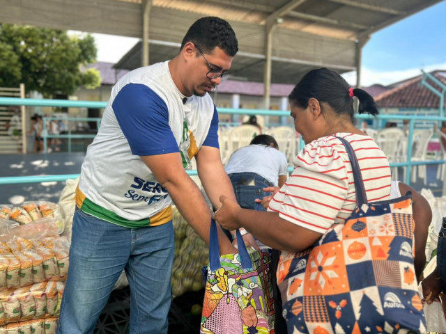 Governo de Sergipe entrega nove toneladas de alimentos a 500 famílias em Aracaju