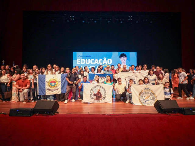 Governo premia alunos e professores com o Educação Nota 10 e lança 3ª edição do Sergipe no Mundo