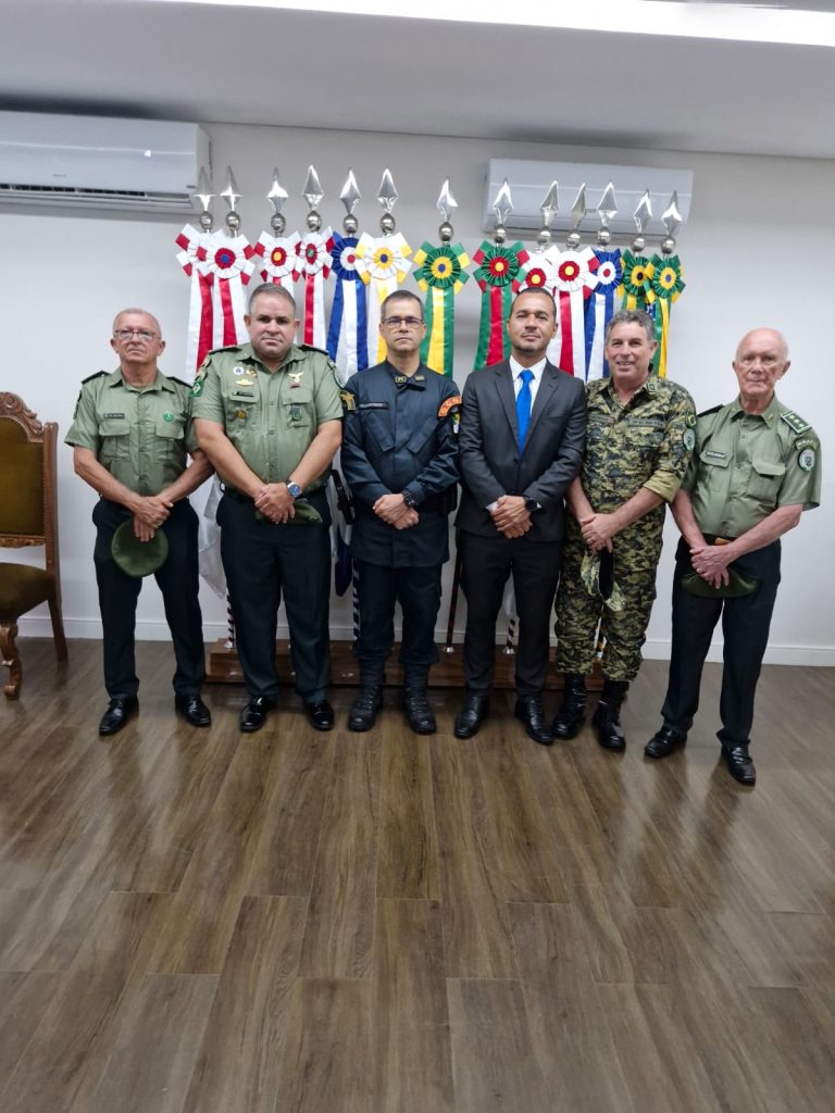 “GVEB fortalece laços com a Polícia Militar em solenidade histórica no QCG”